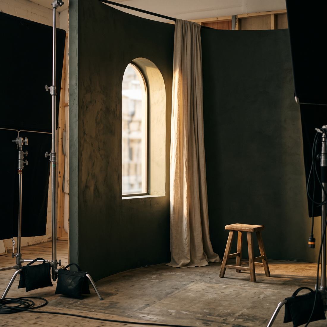 Leeres Studioset mit Hintergrund, Fensterattrappe und Hocker